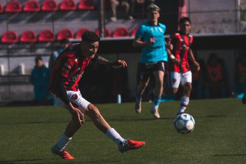 Jugadores de Temperley y Patronato disputando una pelota en el estadio Presbítero Bartolomé Grella