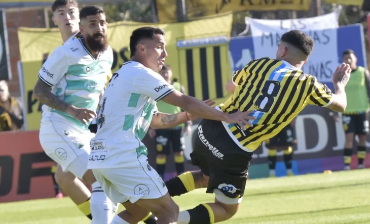 Hinchas de Almirante Brown y Ferro en las tribunas del estadio Fragata Sarmiento durante el empate 0-0
