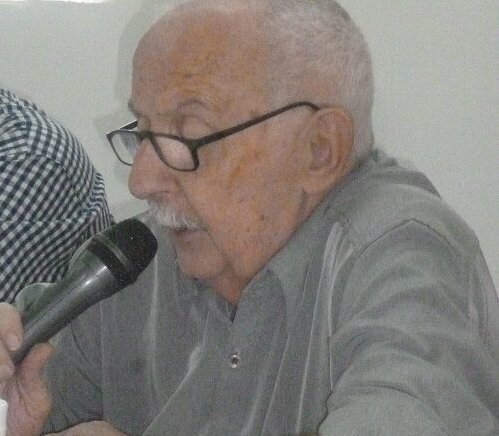 Retrato del historiador Norberto Galasso durante una conferencia