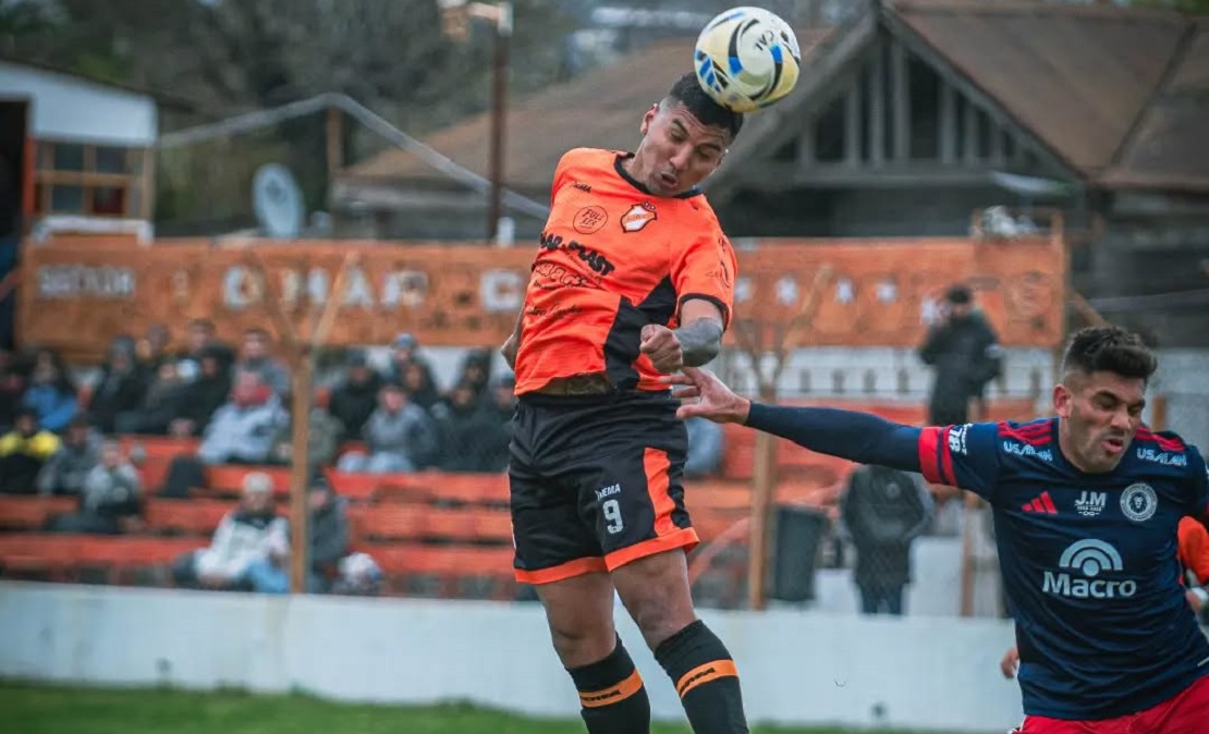 Jugadores de Lugano disputando un partido de la Primera C en Tapiales