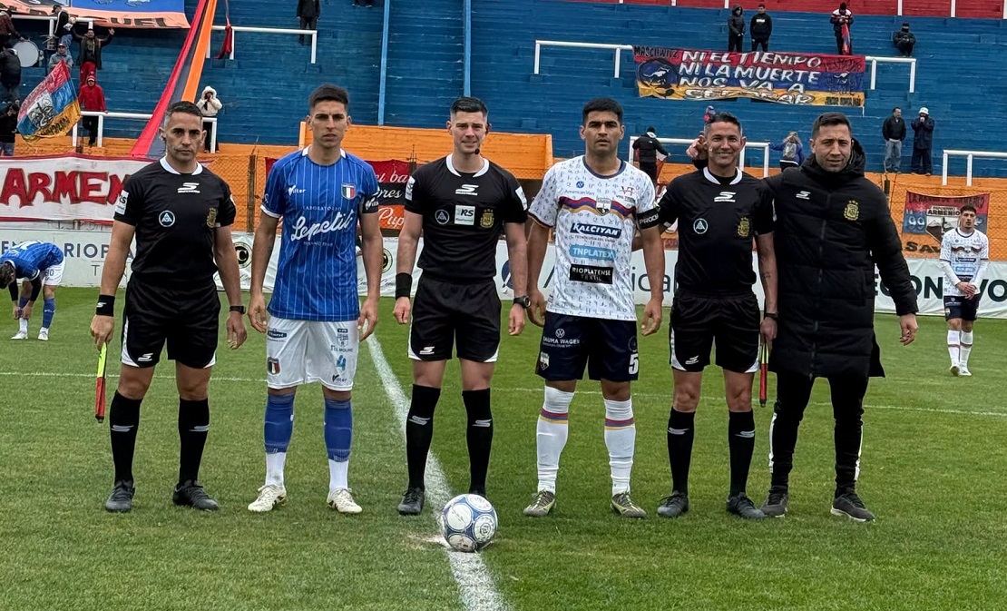 Jugadores de Sportivo Italiano disputando un balón en cancha de Armenio