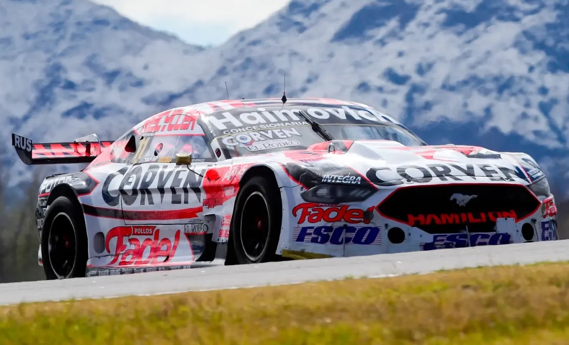 Mariano Werner festeja en el podio tras ganar la final del Turismo Carretera en San Luis