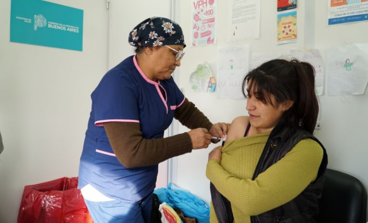 Posta de vacunación con personal de salud atendiendo a vecinos en La Matanza