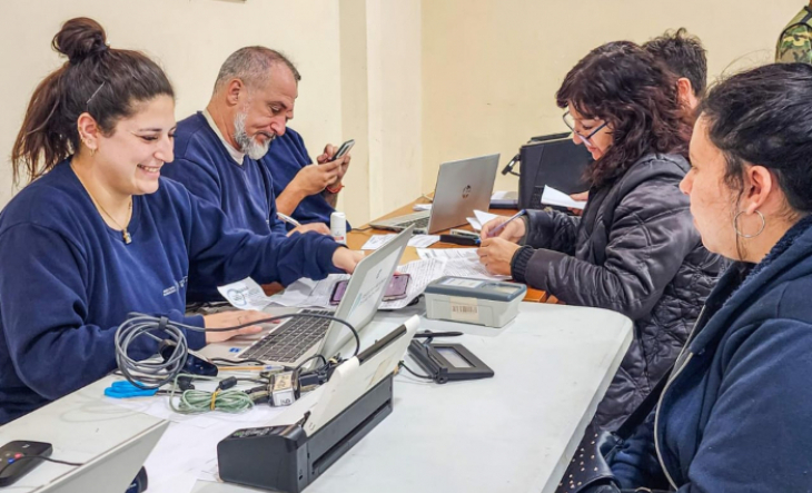 Puesto móvil del Registro de las Personas atendiendo a vecinos en una plaza