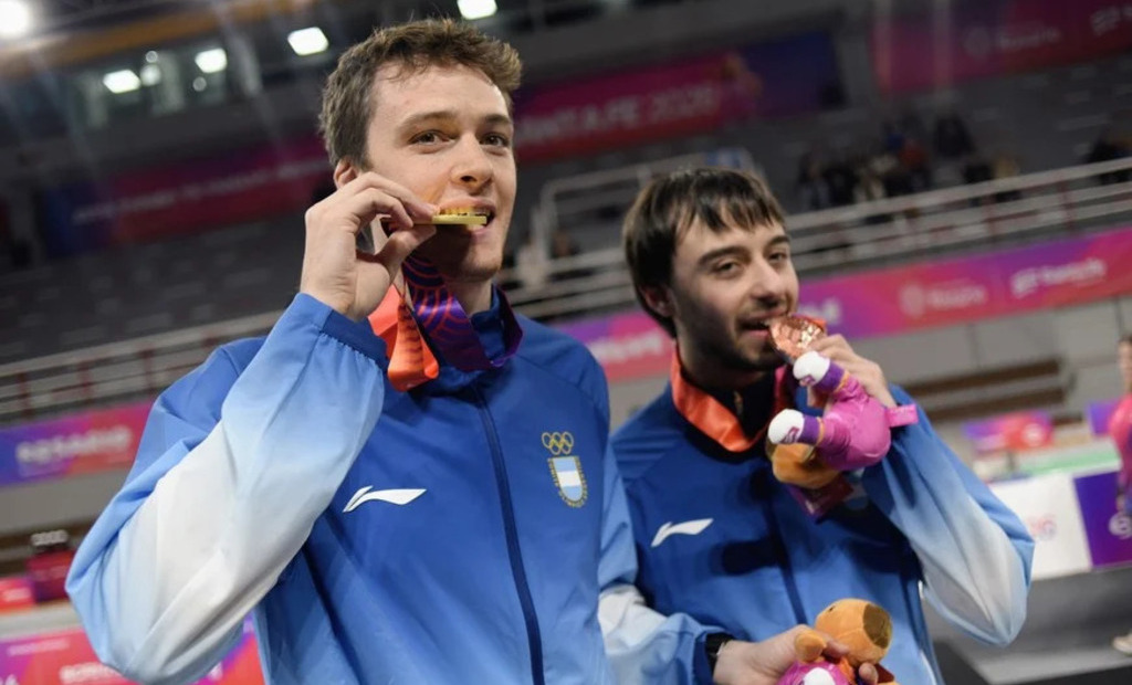 Atletas argentinos celebrando con medallas en los Juegos Suramericanos 2026