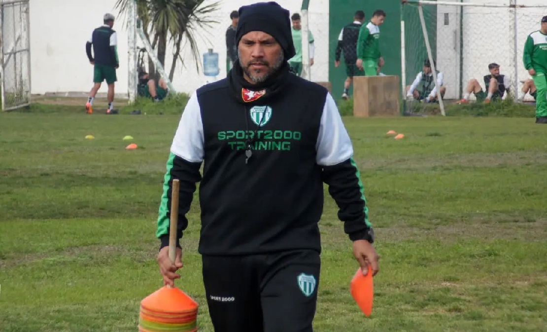 César Carranza, nuevo director técnico de Deportivo Laferrere, durante una práctica