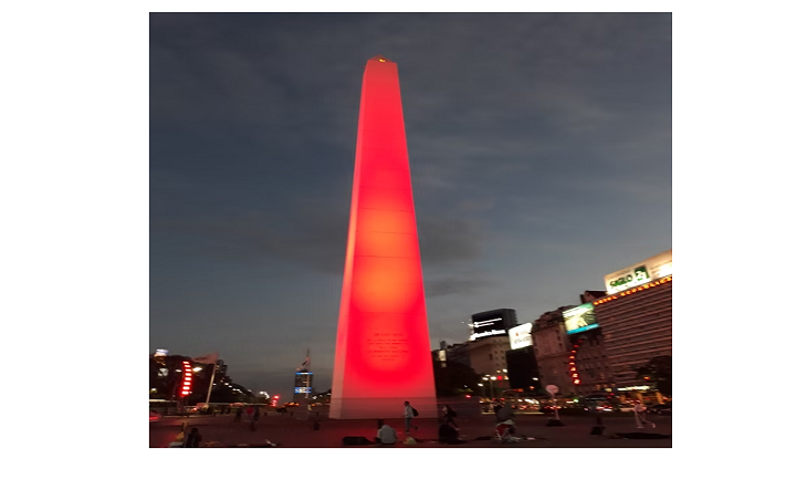 Floralis Genérica iluminada de naranja durante la noche en Buenos Aires