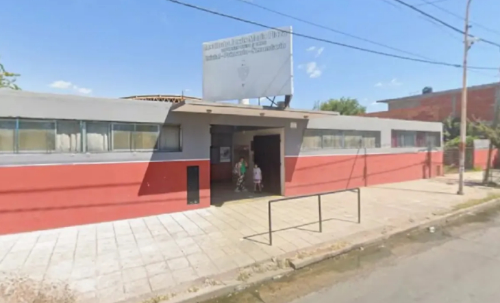 Frente del Instituto Privado Jesús María Plaza en González Catán