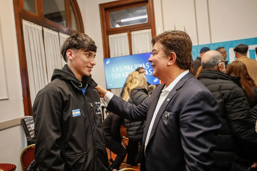 Entrega de pasajes a veteranos de Malvinas de La Matanza junto a Fernando Espinoza