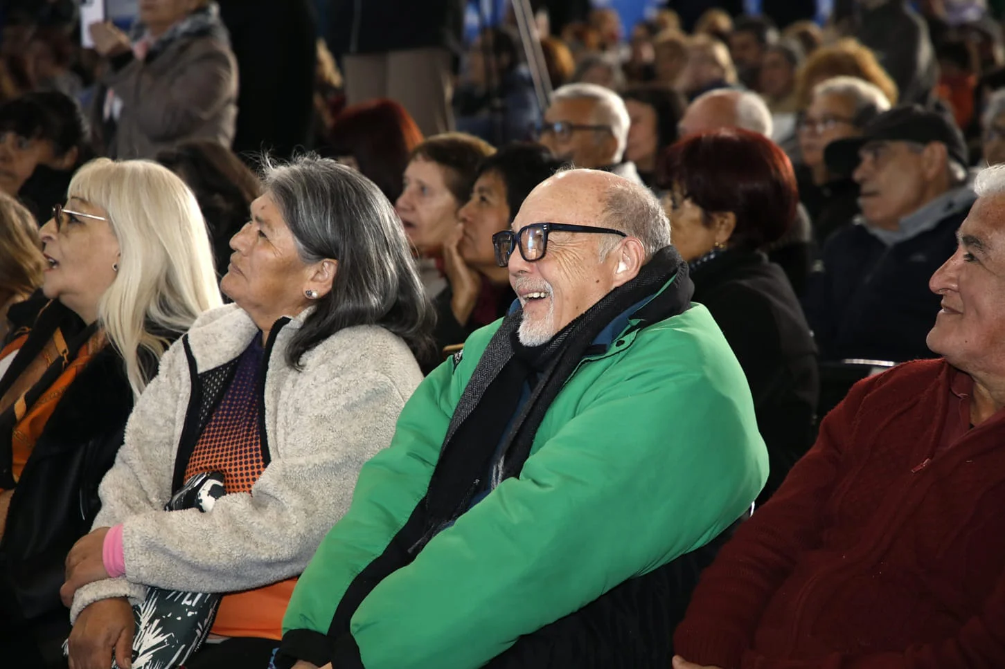 Jubilados de La Matanza reciben anteojos gratuitos en un centro de jubilados del distrito