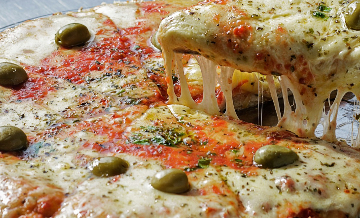Exploradores del Batallón 44 de Villa Luzuriaga vendiendo pizzas y empanadas en el Obelisco
