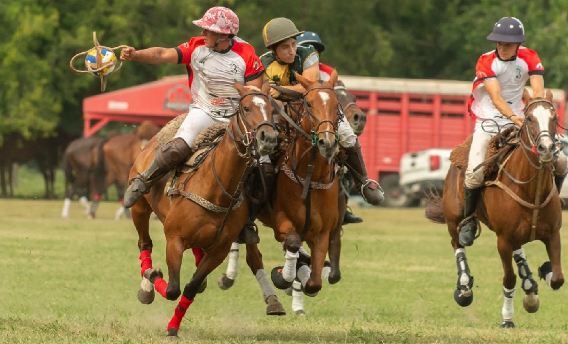 Jinetes jugando al pato a caballo en un campo abierto con pelota de cuero