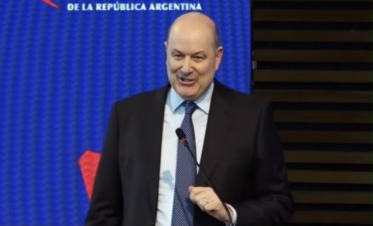 Federico Sturzenegger hablando en un evento por el Día de la Exportación