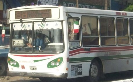 Colectivo de la Línea 88 circulando por una avenida del oeste bonaerense