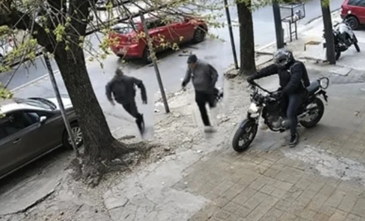 Auto con la ventanilla rota tras un robo en un semáforo de San Justo