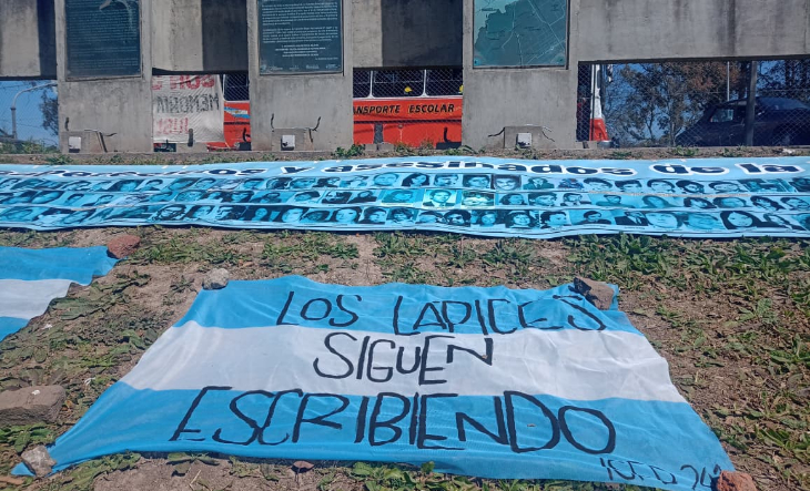 Docentes y estudiantes durante la jornada de Memoria a Cielo Abierto en el predio de El Vesubio