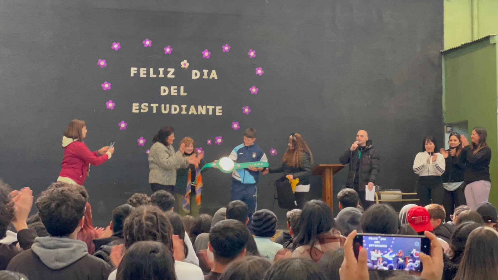 Recibimiento a Jeremías Manzelli en la Escuela N.º 4 de Tapiales