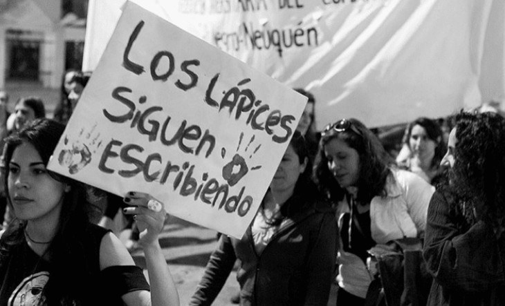 Marcha de estudiantes secundarios con pañuelos blancos en La Plata