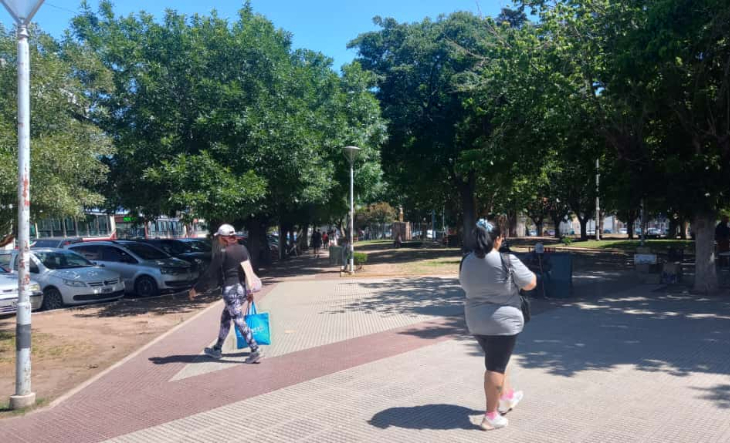 Cielo despejado sobre una calle de La Matanza en una jornada templada