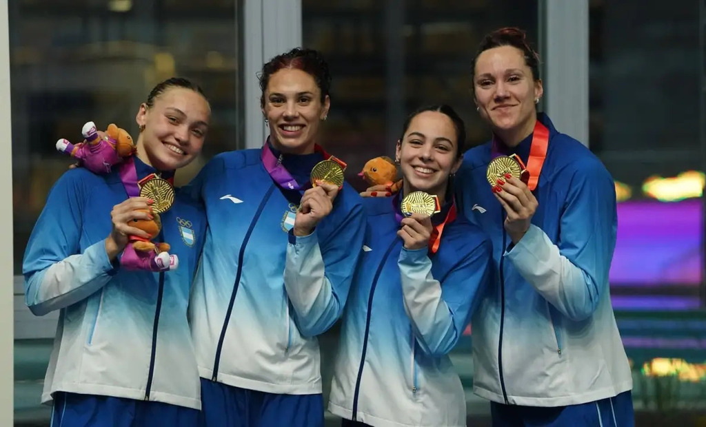 Deportistas argentinos celebran en el podio de los Juegos Suramericanos 2026