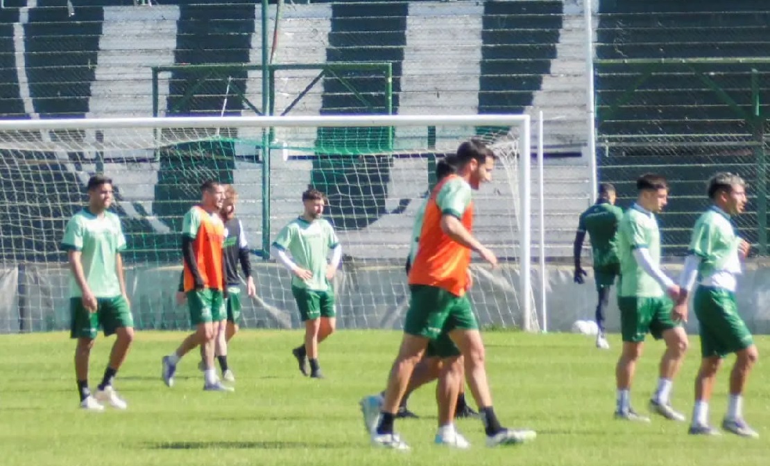 Jugadores de Deportivo Laferrere durante un partido de la Primera B