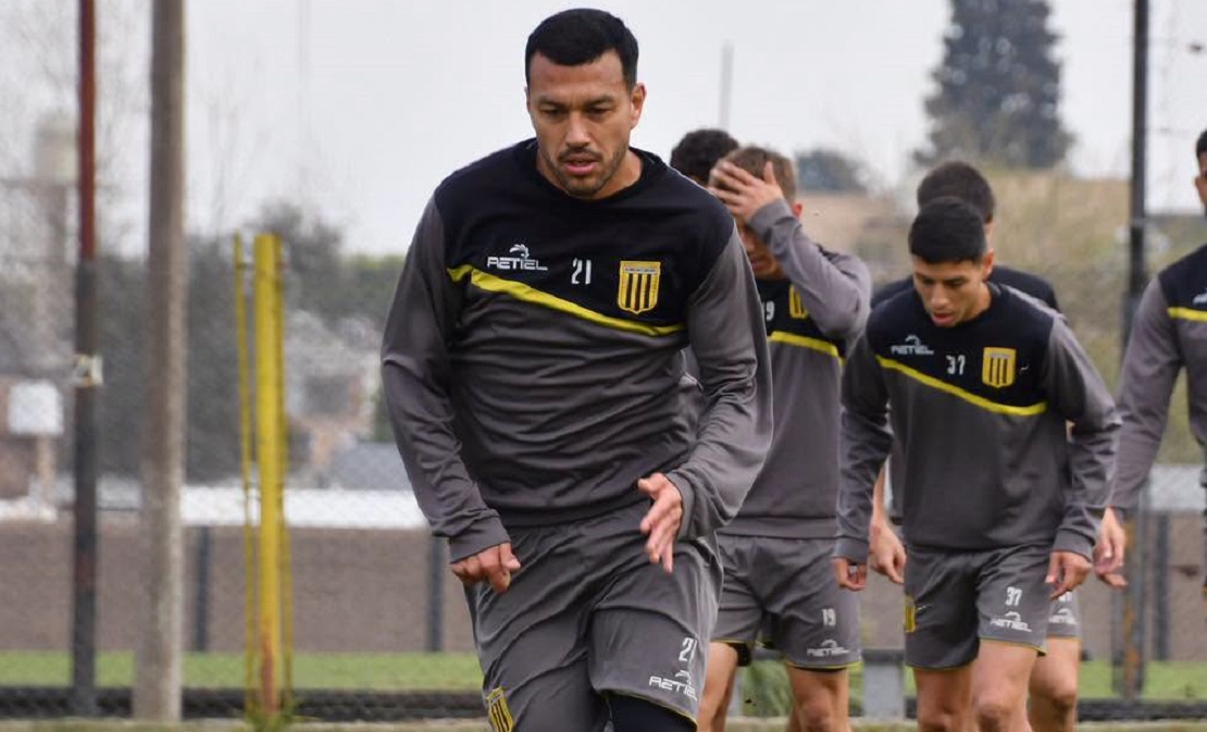 Jugadores de equipos matanceros disputando un partido de fútbol de ascenso