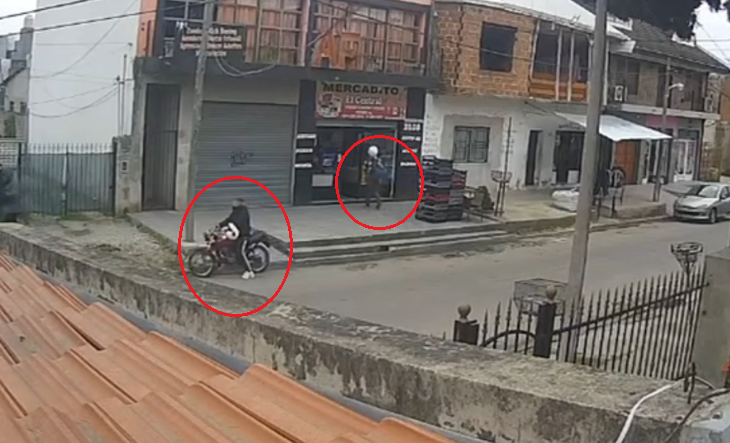 Motocicleta circulando por una calle del barrio Central de Rafael Castillo