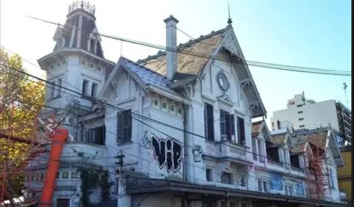 Vista del centro de Ramos Mejía con su estación histórica y edificios comerciales