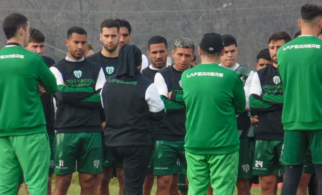 Jugadores de Deportivo Laferrère durante un partido de la Primera B
