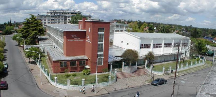 Fachada de la Escuela Dr. Mariano Etchegaray de Ciudad Evita, La Matanza
