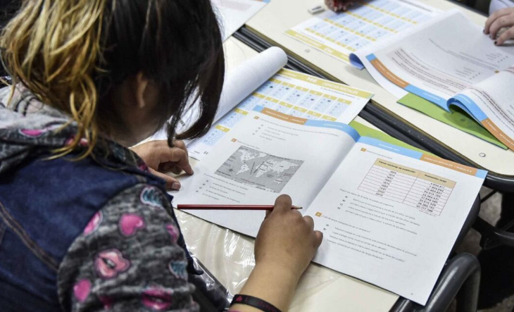Aula escolar con alumnos y docente durante una clase