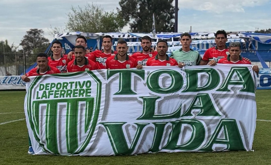 Jugadores de Deportivo Laferrère durante un partido de la Primera B