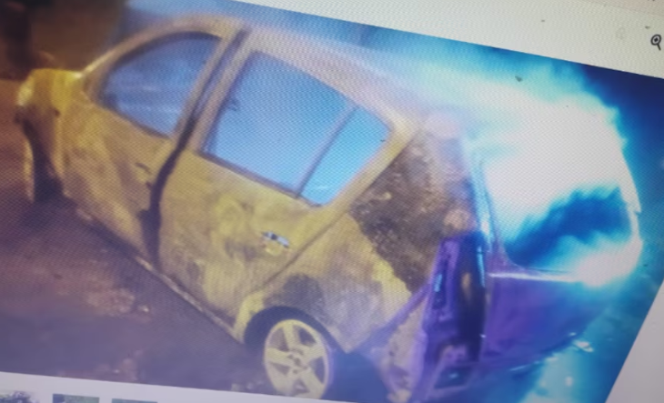 Móvil policial en la escena de un crimen en un barrio de Ciudad Evita