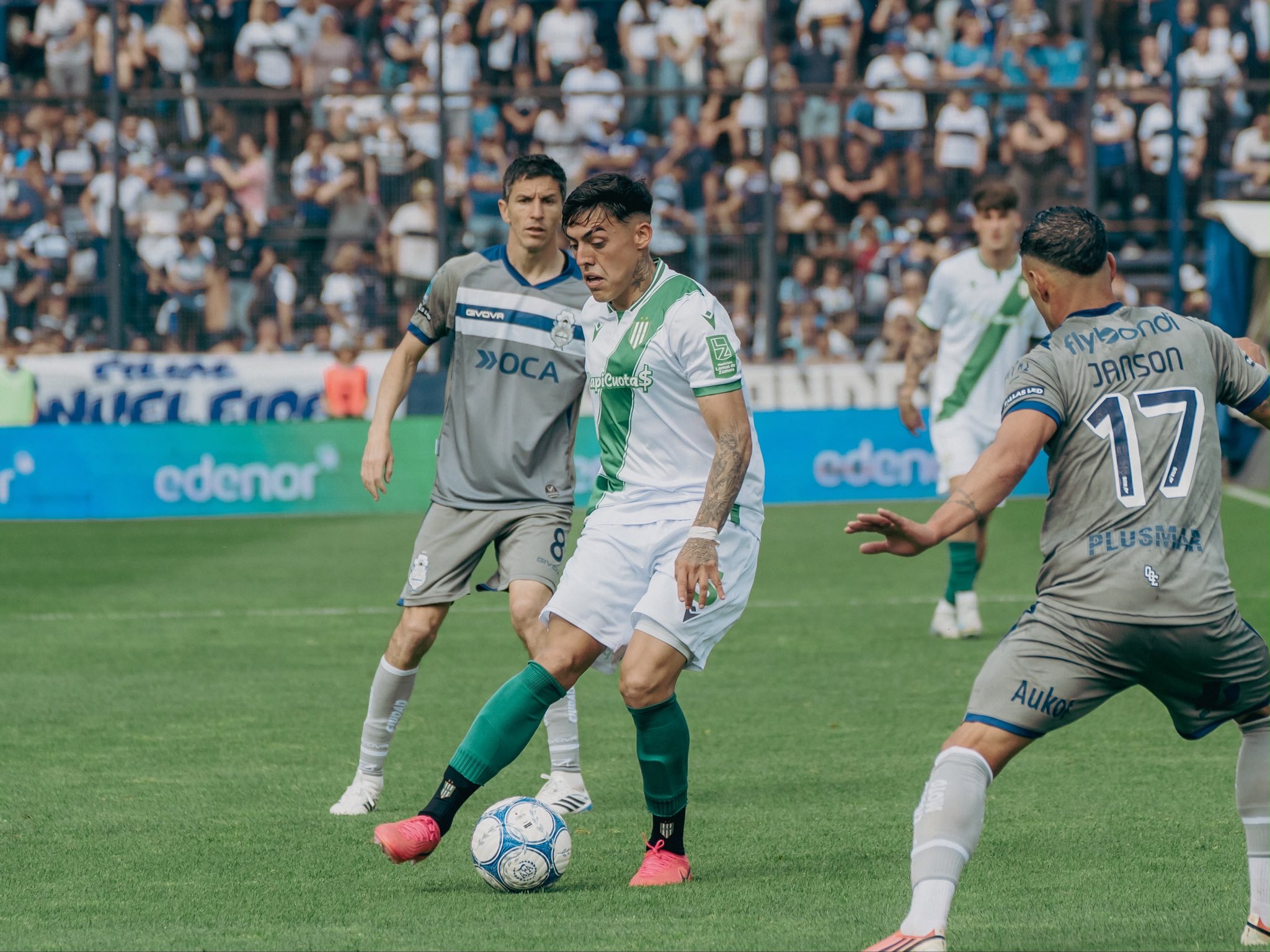 Jugadores de Banfield y Gimnasia disputando una pelota en el estadio Juan Carmelo Zerillo