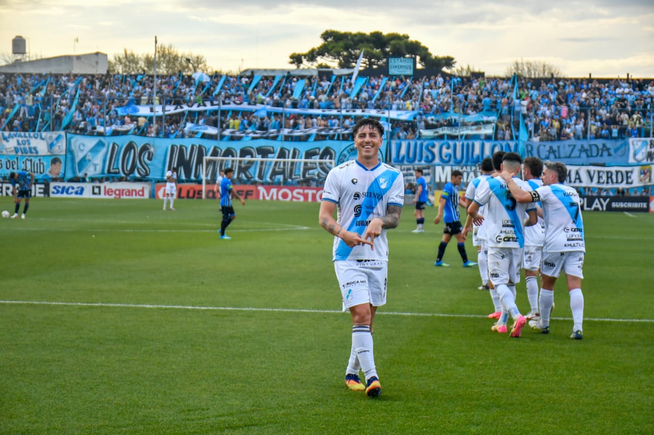 Jugadores de Temperley festejan un gol ante Almagro en el Estadio Alfredo Beranger