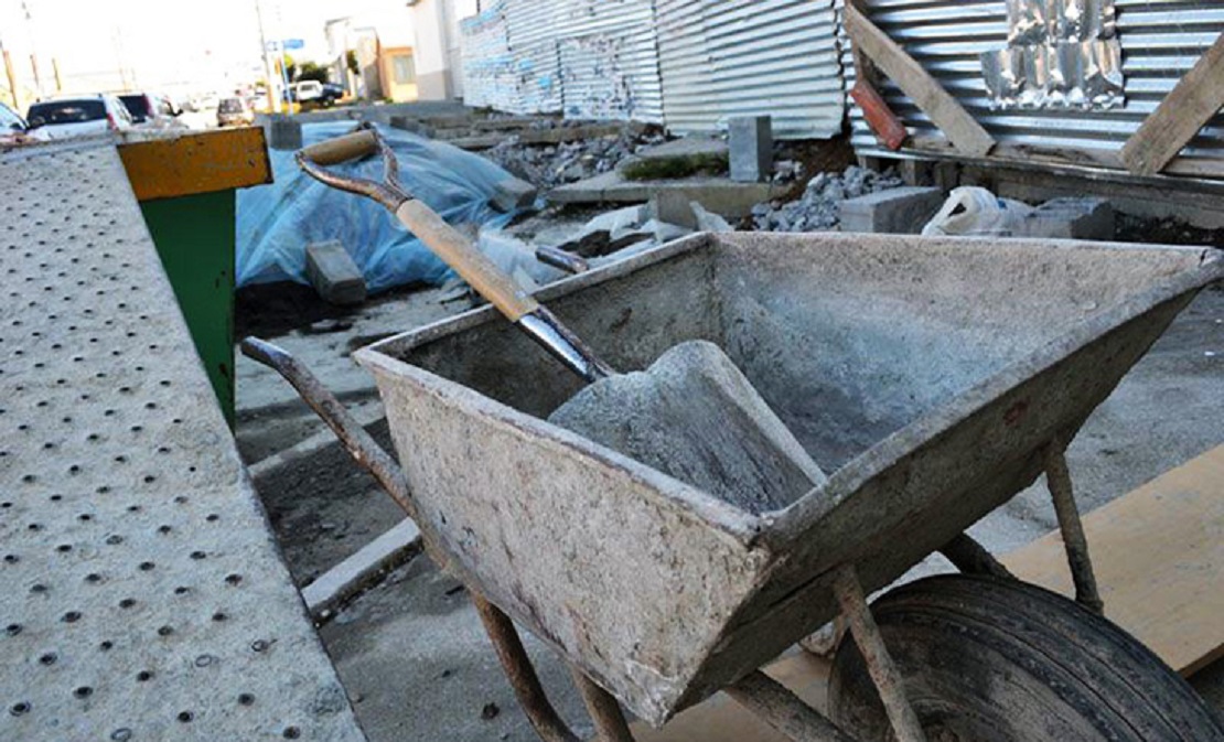 Obra en construcción con grúa y estructura de hormigón a medio terminar