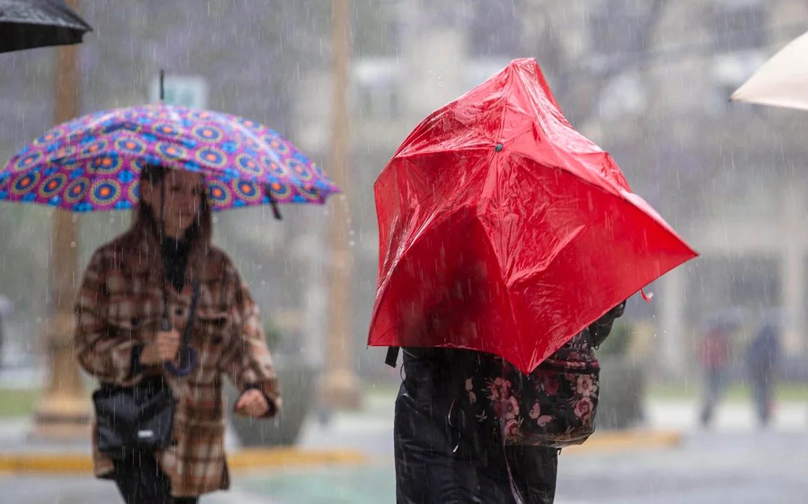 Cielo nublado y lluvia sobre una calle del conurbano bonaerense
