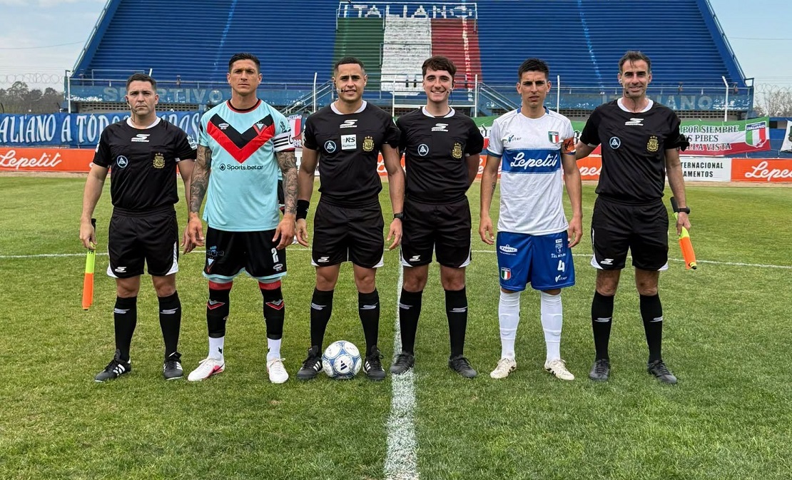 Jugadores de Sportivo Italiano disputando un balón en el estadio República de Italia