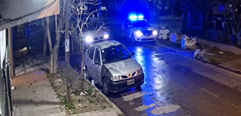 Patrullero de la Policía Bonaerense en una calle de Rafael Castillo tras el choque con una moto