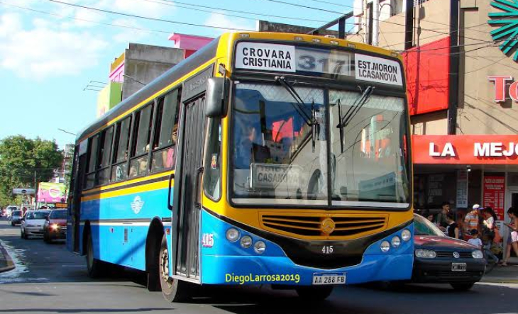 Colectivo de la línea 317 circulando por una calle del conurbano bonaerense
