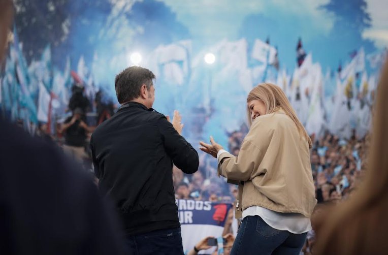 Verónica Magario y Fernando Espinoza durante un acto político del Movimiento Derecho al Futuro