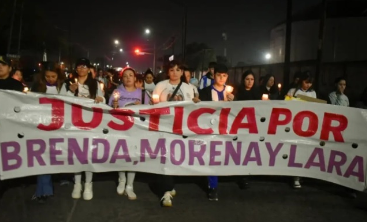 Marcha con carteles y velas en Ciudad Evita por Brenda, Morena y Lara