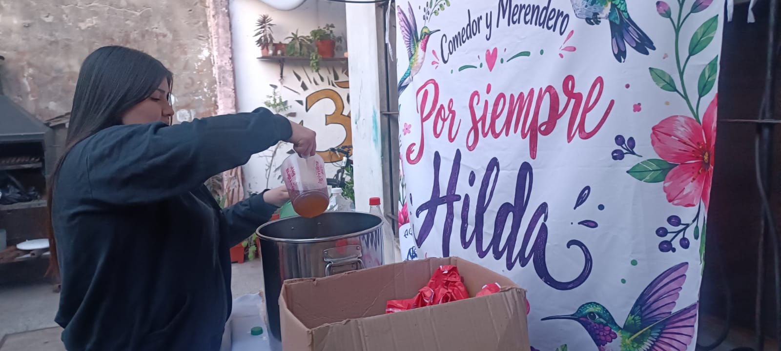 Voluntarios del comedor Por Siempre Hilda sirviendo comida en Isidro Casanova