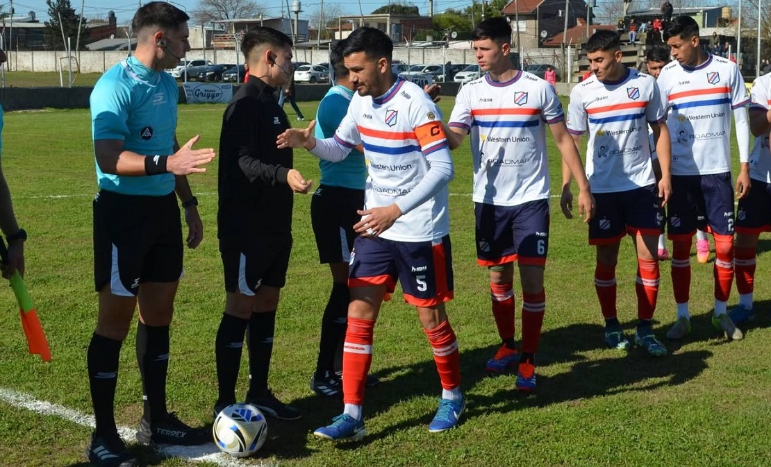 Jugadores de Deportivo Paraguayo celebrando un gol en el estadio Rubén Vallejos de Campana