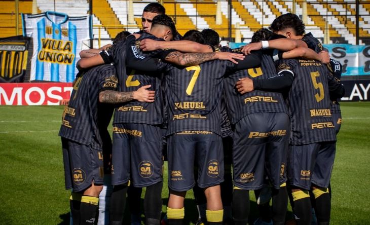 Jugadores de Almirante Brown durante un partido de la Primera Nacional