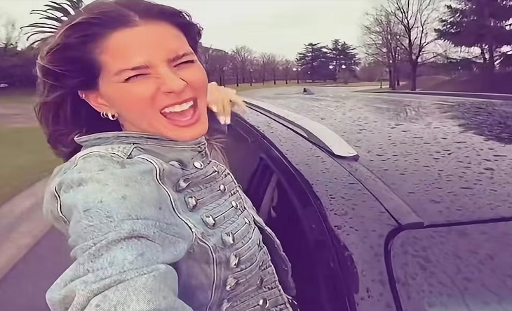 Mauro Icardi al volante de un vehículo junto a Eugenia Suárez asomada por la ventanilla
