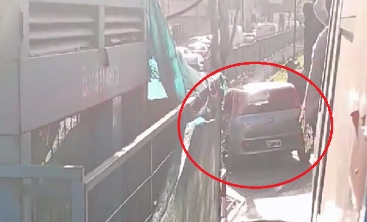 Formación del Tren Sarmiento detenida en un paso a nivel tras el choque con un auto