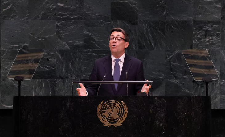 Andy Burnham hablando en la Asamblea General de la ONU en Nueva York