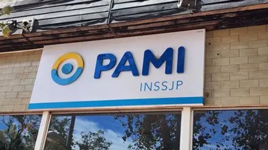 Adulto mayor usando un teléfono celular frente a un mensaje sospechoso