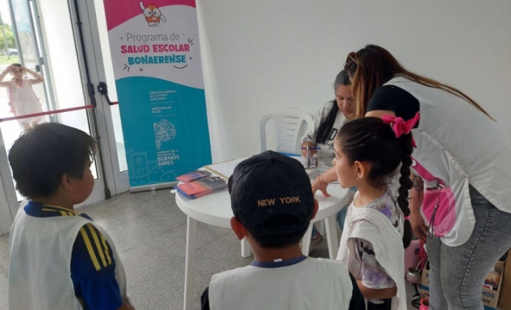 Equipo de salud revisa a un alumno de primer grado en una escuela bonaerense